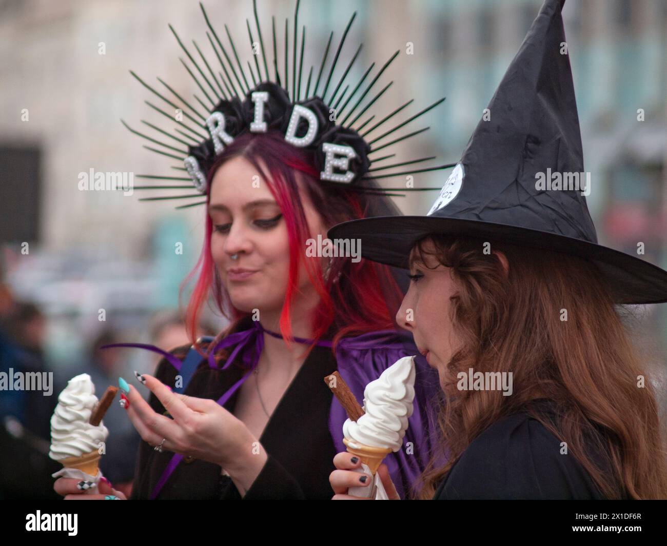 Ein Huhn kleidet sich einen Tag lang wie Hexen in Brighton, England Stockfoto