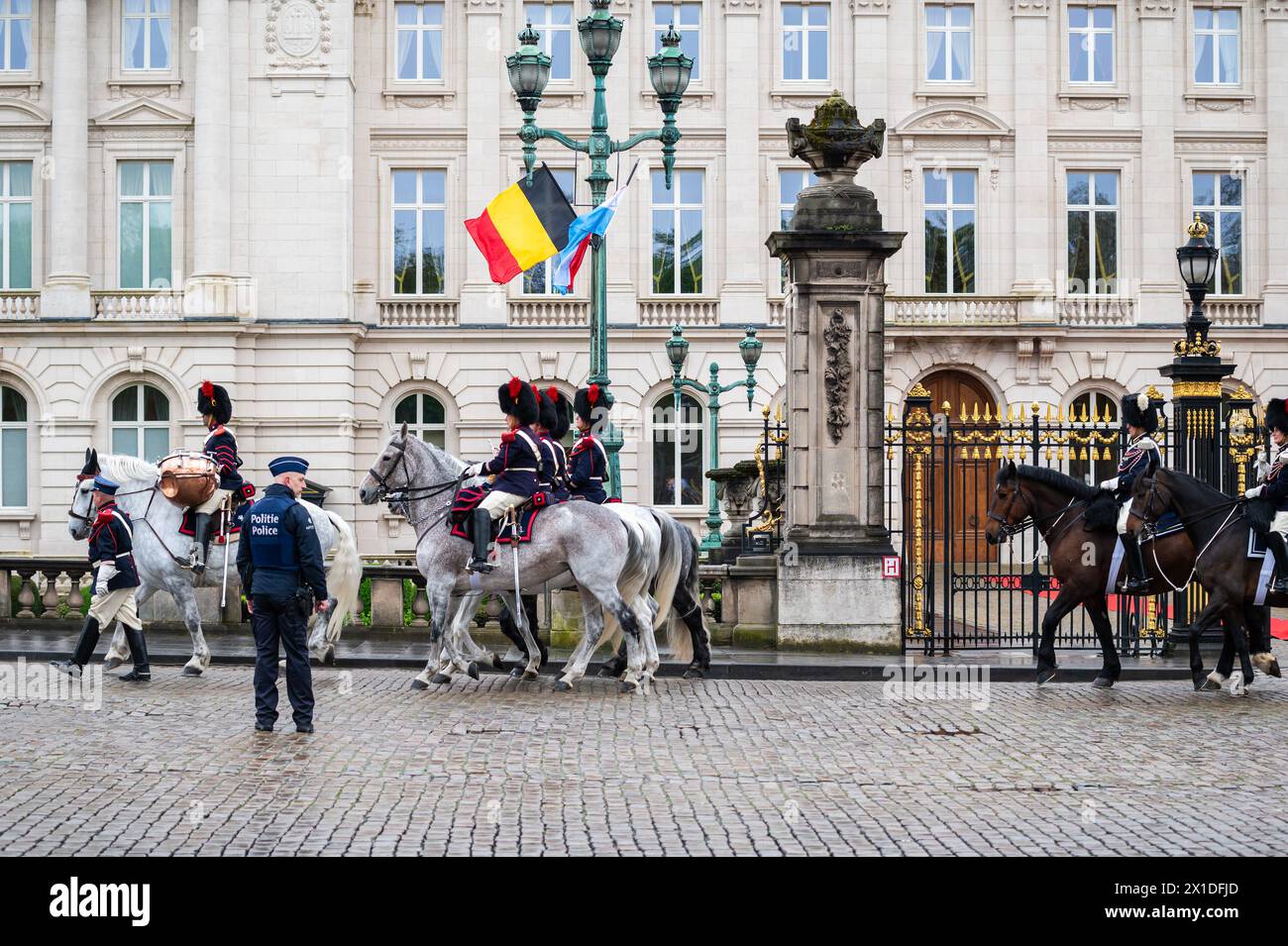 Stadtzentrum von Brüssel, Belgien, 16. April 2024 - die nationale Kavallerie bei einer Begrüßungszeremonie für den Staatsbesuch Luxemburgs Stockfoto