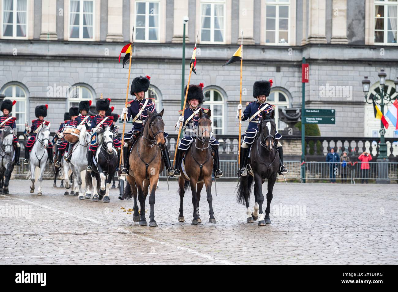 Stadtzentrum von Brüssel, Belgien, 16. April 2024 - die nationale Kavallerie bei einer Begrüßungszeremonie für den Staatsbesuch Luxemburgs Stockfoto