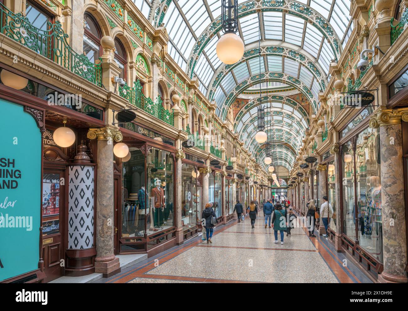 Geschäfte in der County Arcade bei Briggate, Leeds, West Yorkshire, England, Großbritannien Stockfoto
