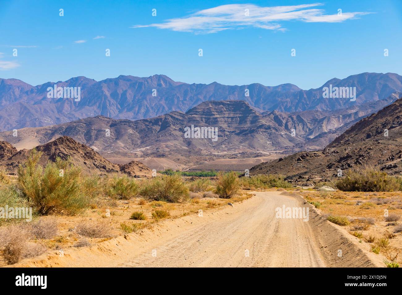 Schotterstraße im Richtersveld National Park, einer trockenen Gegend Südafrikas Stockfoto