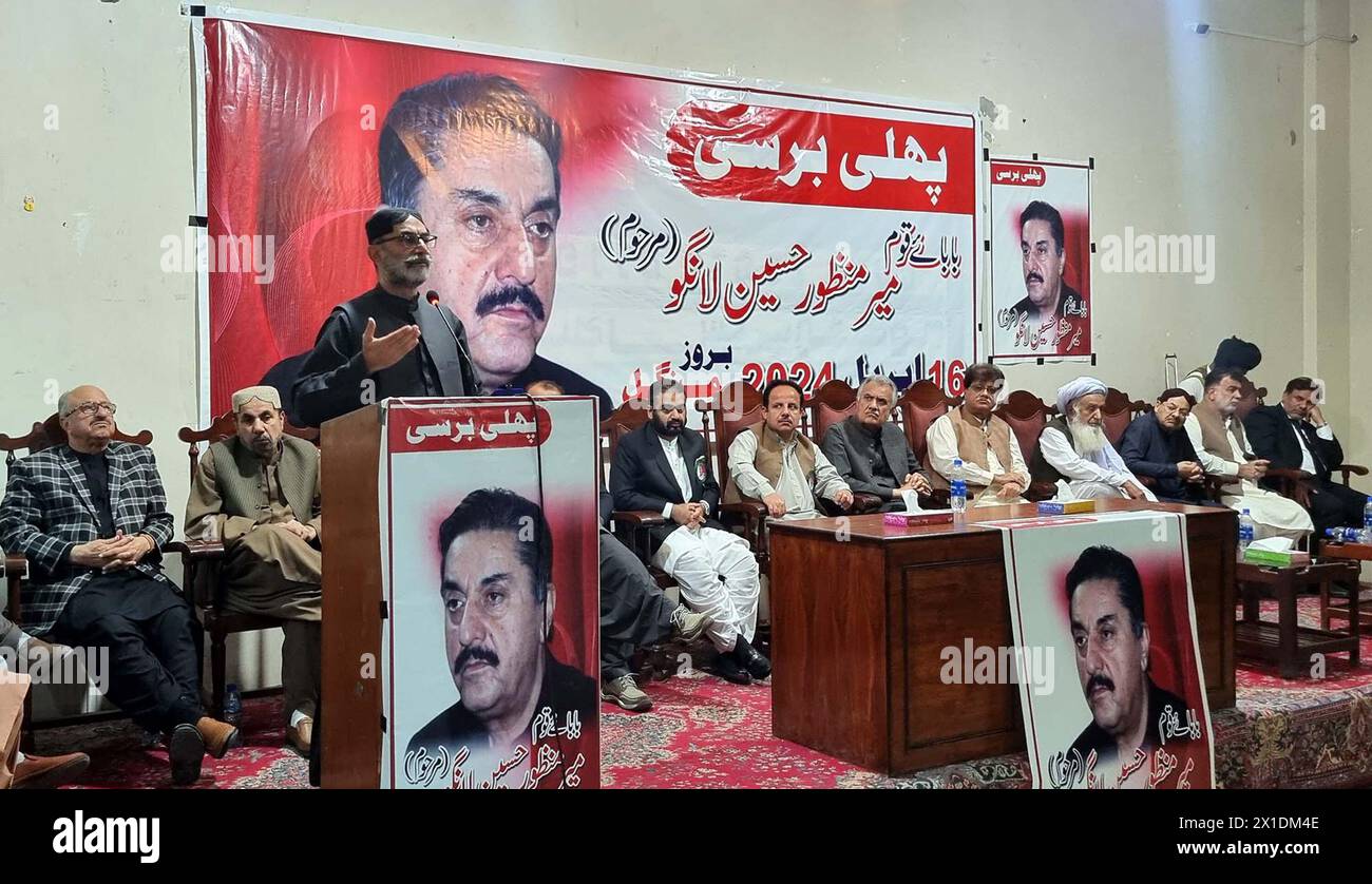 Der hochrangige Politiker Nawabzada Haji Lashkari Raisani spricht über das Kondolenzseminar, das anlässlich des ersten Todestages des politischen und sozialen Führers mir Manzoor Hussain Longo im Pressesaal Quetta am Dienstag, den 16. April 2024, organisiert wurde. Stockfoto