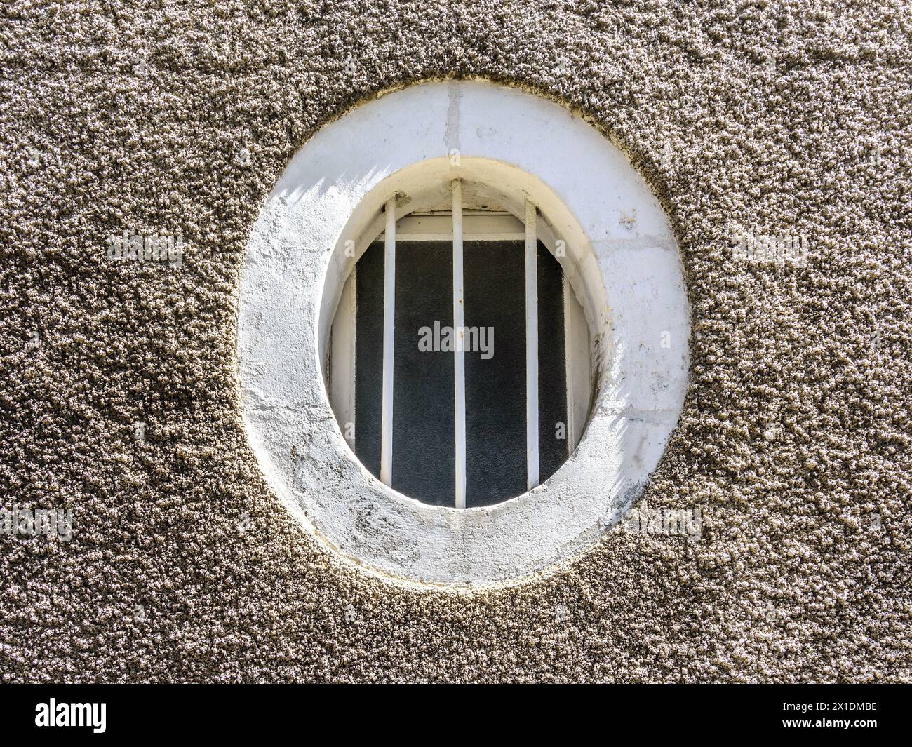 Rundes ovales Gitterfenster in der Hauswand - Le Blanc, Indre (36), Frankreich. Stockfoto