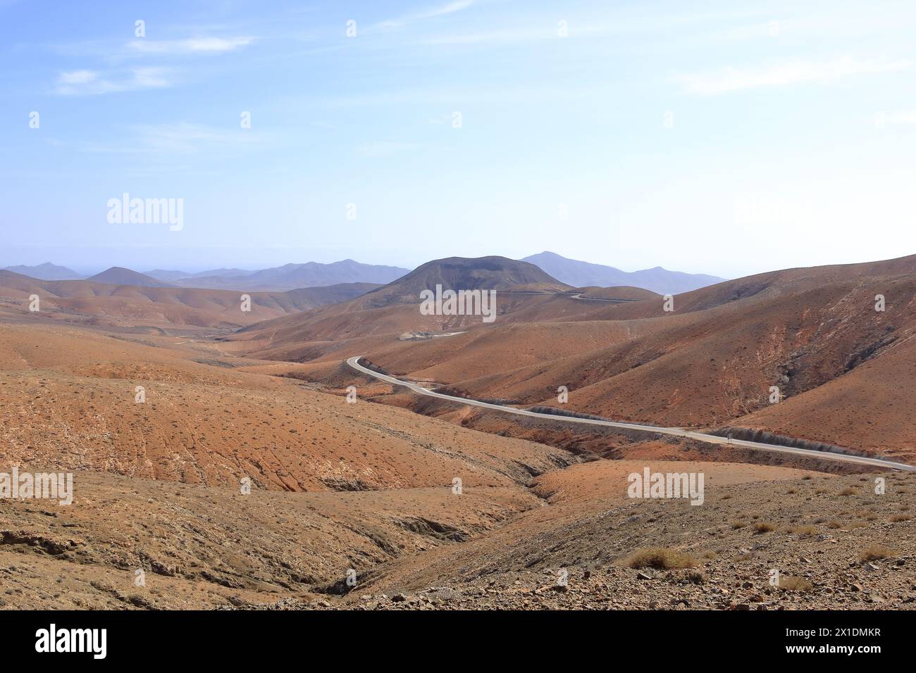 Blick auf die Wüstenhügel vom Mirador astronomico Sicasumbre, Fuerteventura in Spanien Stockfoto