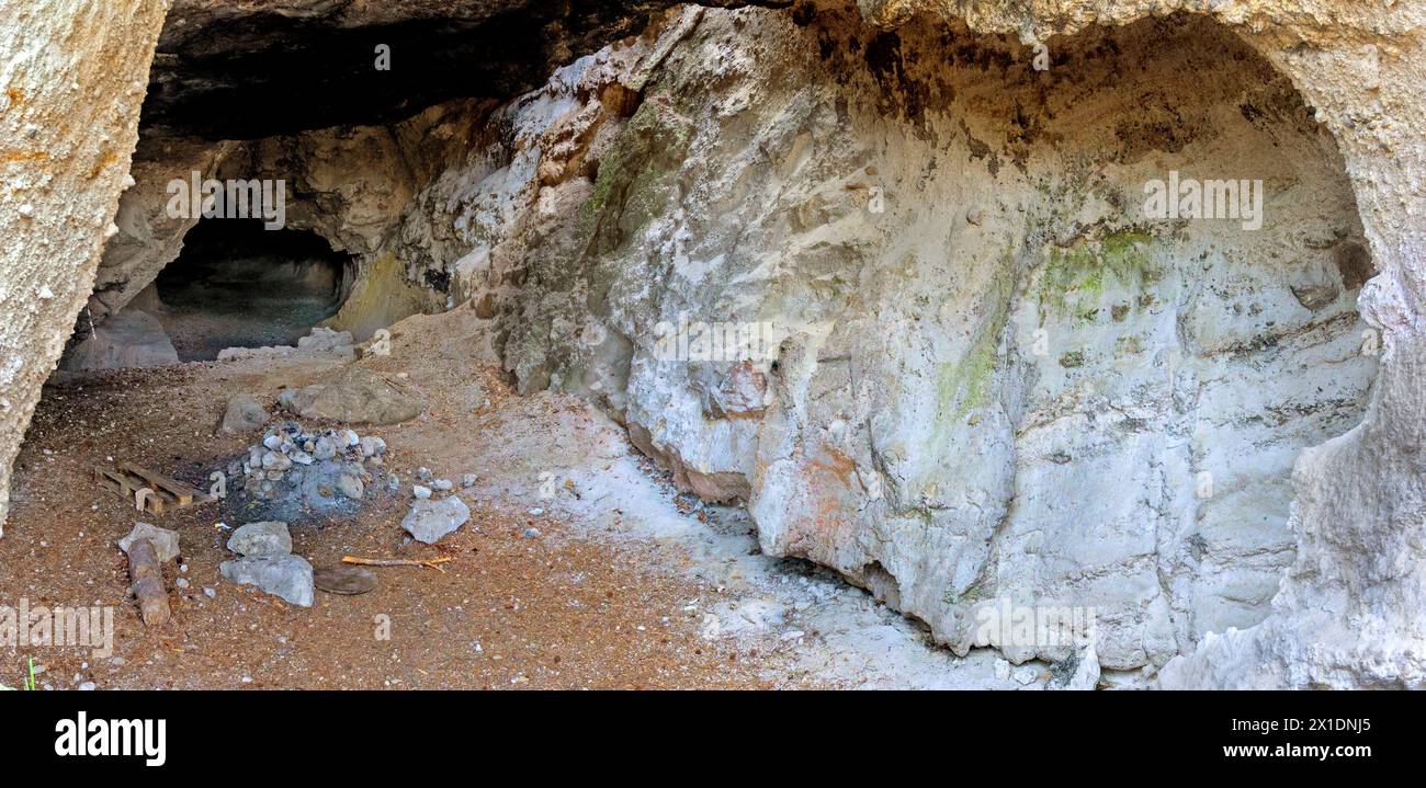 Höhlensystem „Wilder Ofen“, geschaffen durch den ehemaligen Abbau von Schleifsand aus dem Dolomitgestein (Gainfarner Brezie) am Harzberg in Bad Voeslau Stockfoto