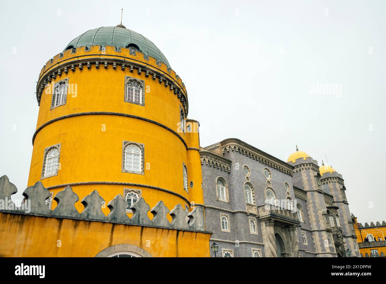 Blick auf den malerischen Nationalpalast Pena (Palacio Nacional da Pena), Sintra, Lissabon-Viertel, Portugal. Stockfoto