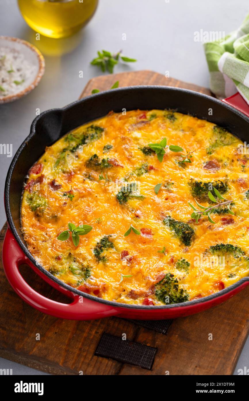 Gesunde Frittata oder Quiche mit Brokkoli und rotem Pfeffer, garniert ...