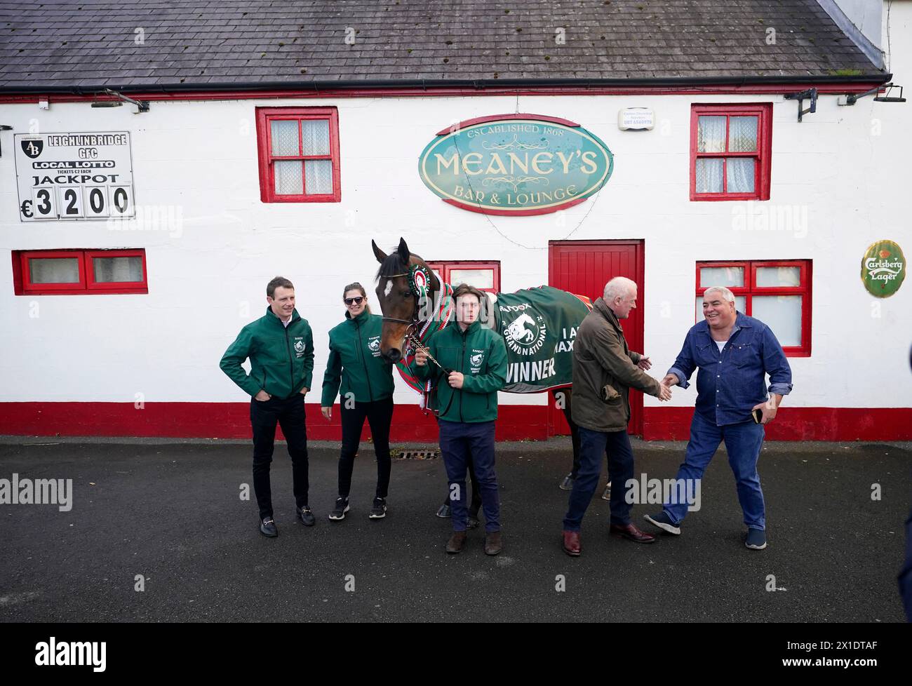 Jockey Paul Townend (links), Randox Grand National-Sieger I am Maximus aus dem Jahr 2024, Bräutigam Steven Cahill (Mitte) und Trainer Willie Mullins (zweite rechts) vor Meaney's Bar & Lounge während der Heimspiele der Randox Aintree Grand National-Gewinner 2024 in Leighlinbridge, Irland. Bilddatum: Dienstag, 16. April 2024. Stockfoto