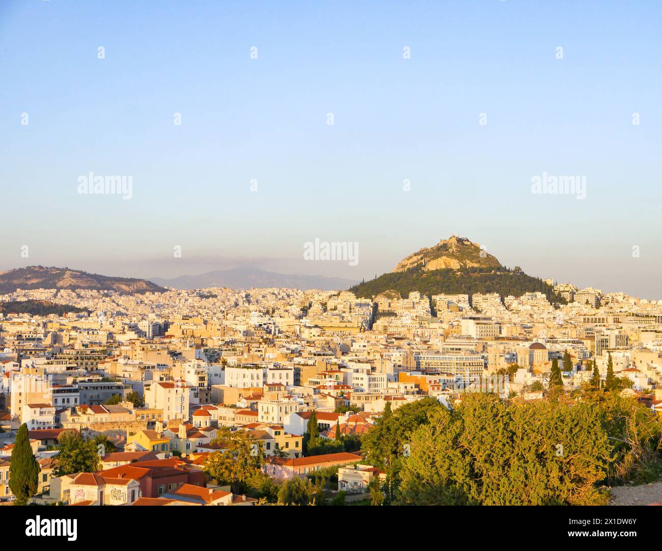 Lycabettus Hill und die Skyline von Athen, Griechenland Stockfoto
