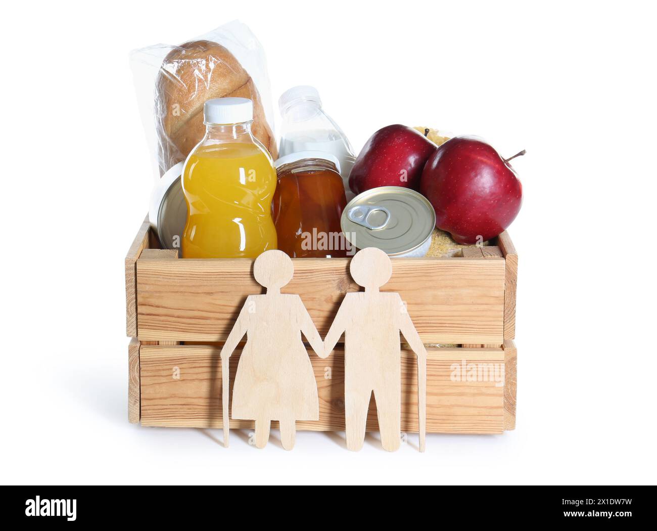 Humanitäre Hilfe für ältere Menschen. Spendenbox mit Lebensmitteln und Figur eines Seniorenpaares isoliert auf weiß Stockfoto
