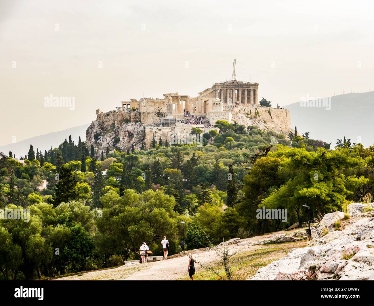 Der Blick auf die Akropolis von Athen vom Filopappou-Hügel aus, Athen, Griechenland Stockfoto