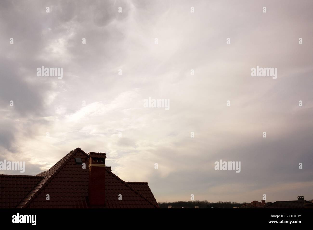 Mamma-Wolken, Baumwollwolken, die sich an der Basis von Cumulonimbus, Cirrus, Altocumulus und sogar vulkanischen Aschewolken bilden. Strukturierter Hintergrund Stockfoto