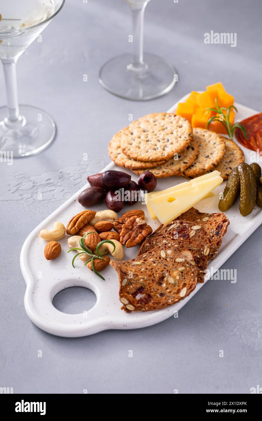 Kleine Wurst- oder Käseplatte für zwei, serviert mit Martinis Stockfoto