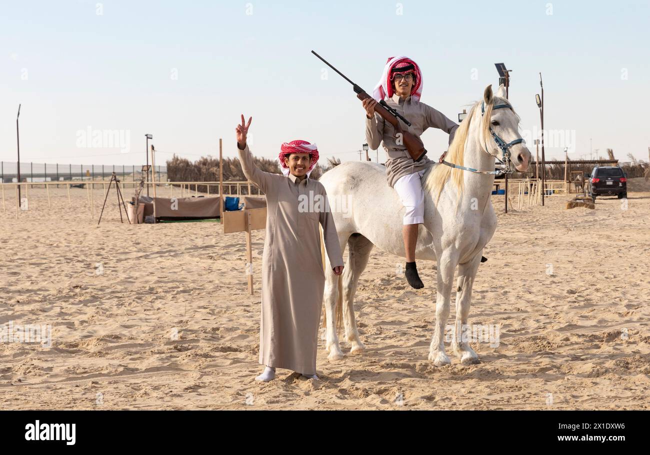 Dammam, Saudi-Arabien, 2. März 2024: Junge Männer üben Schießen Stockfoto