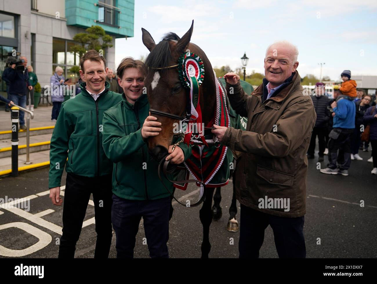 Jockey Paul Townend (links), Bräutigam Steven Cahill (Mitte), Randox Grand National Sieger I am Maximus 2024 und Trainer Willie Mullins (rechts) vor dem Lord Bagenal Hotel während der Heimkehr der Randox Aintree Grand National Sieger 2024 in Leighlinbridge, Irland. Bilddatum: Dienstag, 16. April 2024. Stockfoto