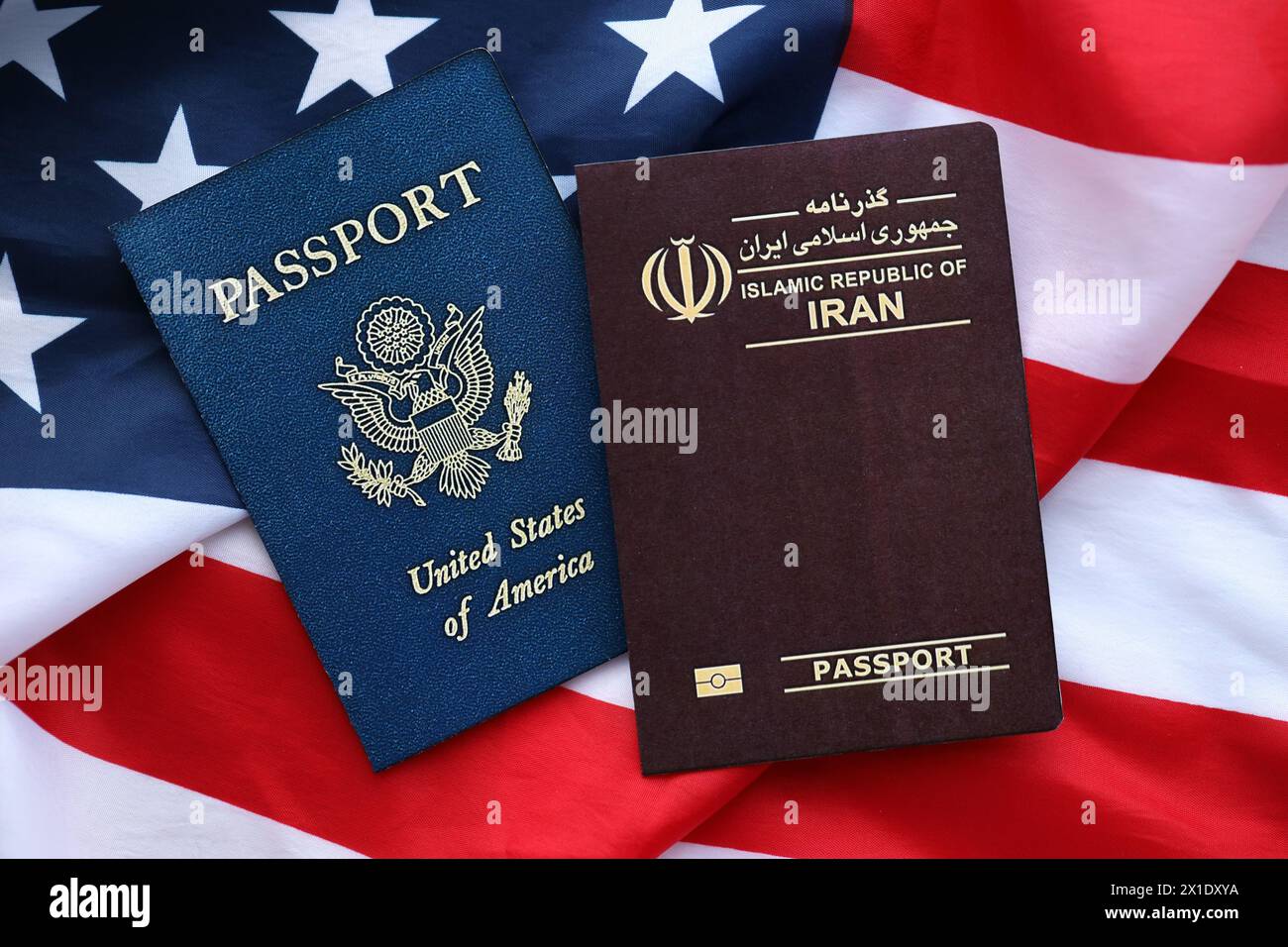 Pass der Republik Iran mit US Pass auf Vereinigte Staaten von Amerika gefaltete Flagge aus nächster Nähe Stockfoto