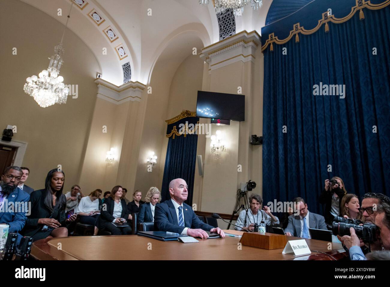 Alejandro Mayorkas, Sekretär für Heimatschutz der Vereinigten Staaten, nimmt seinen Sitz am Zeugentisch für ein House Committee on Appropriations | Unterausschuss Homeland Security Hearing âBudget Hearing Fiscal Year 2025 Request for the Federal Emergency Management Agencyâ im Cannon House Office Building in Washington, DC, Dienstag, 16. April, 2024. Quelle: Stange Lamkey/CNP Stockfoto