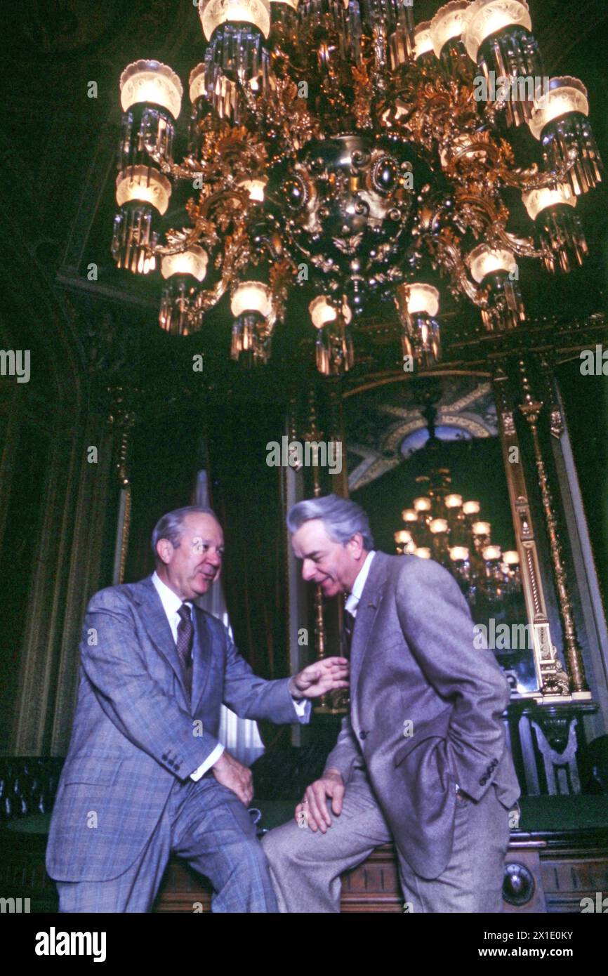 Die Senatoren Russel Long D LA und Robert Byrd sprechen über den Boden des US-Senats Foto von Dennis Brack bb90 Stockfoto