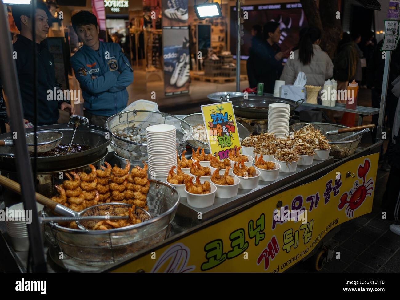 Am Abend auf den Straßen von Seoul, Südkorea Stockfoto