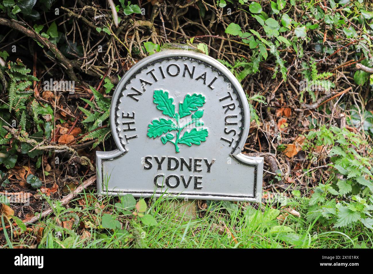 Ein Omega-Schild des National Trust in Sydney Cove, Praa Sands, Cornwall, West Country, England, FOTO AUS GROSSBRITANNIEN VOM ÖFFENTLICHEN FUSSWEG Stockfoto