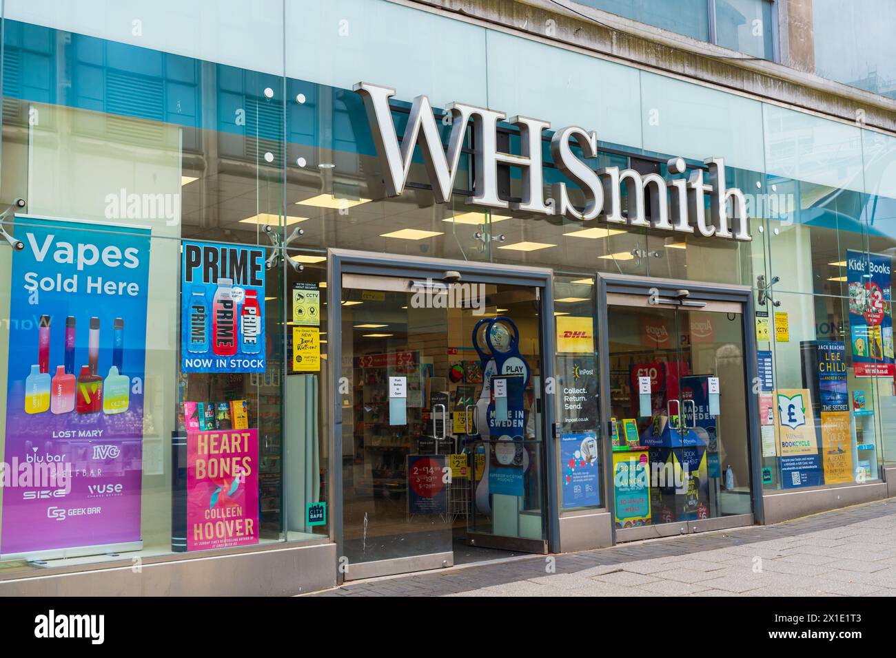 Birmingham, Großbritannien 16. April 2024: Briefpapier- und Nachrichtengeschäft, WH Smith Ladenfront Stockfoto