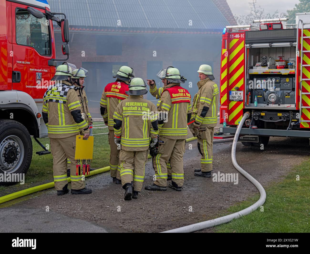 Großbrand in Laderholz mehr als 9 Ortsfeuerwehren kämpften heute gegen einen ausgedehnten Dachstuhlbrand in Neustadt am Rübenberge Ortteil Laderholz *** Großbrand in Laderholz mehr als 9 Ortsfeuerwehren kämpften heute gegen einen ausgedehnten Dachstuhlbrand in Neustadt am Rübenberge heute Urheberrecht: XBerndxGüntherx Stockfoto