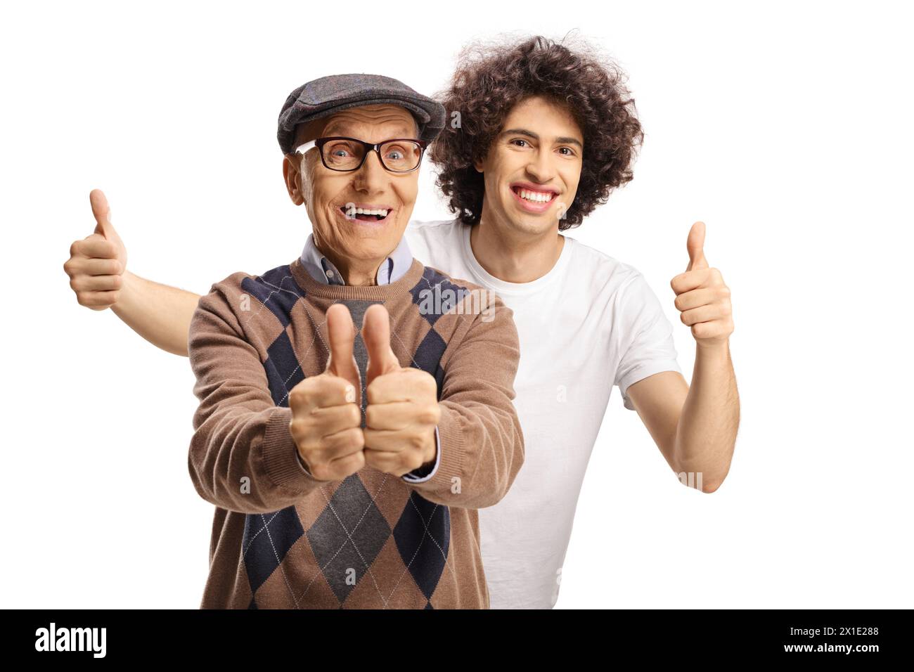 Ein älterer Mann und ein lächelnder junger Mann zeigen die Daumen isoliert auf weißem Hintergrund Stockfoto