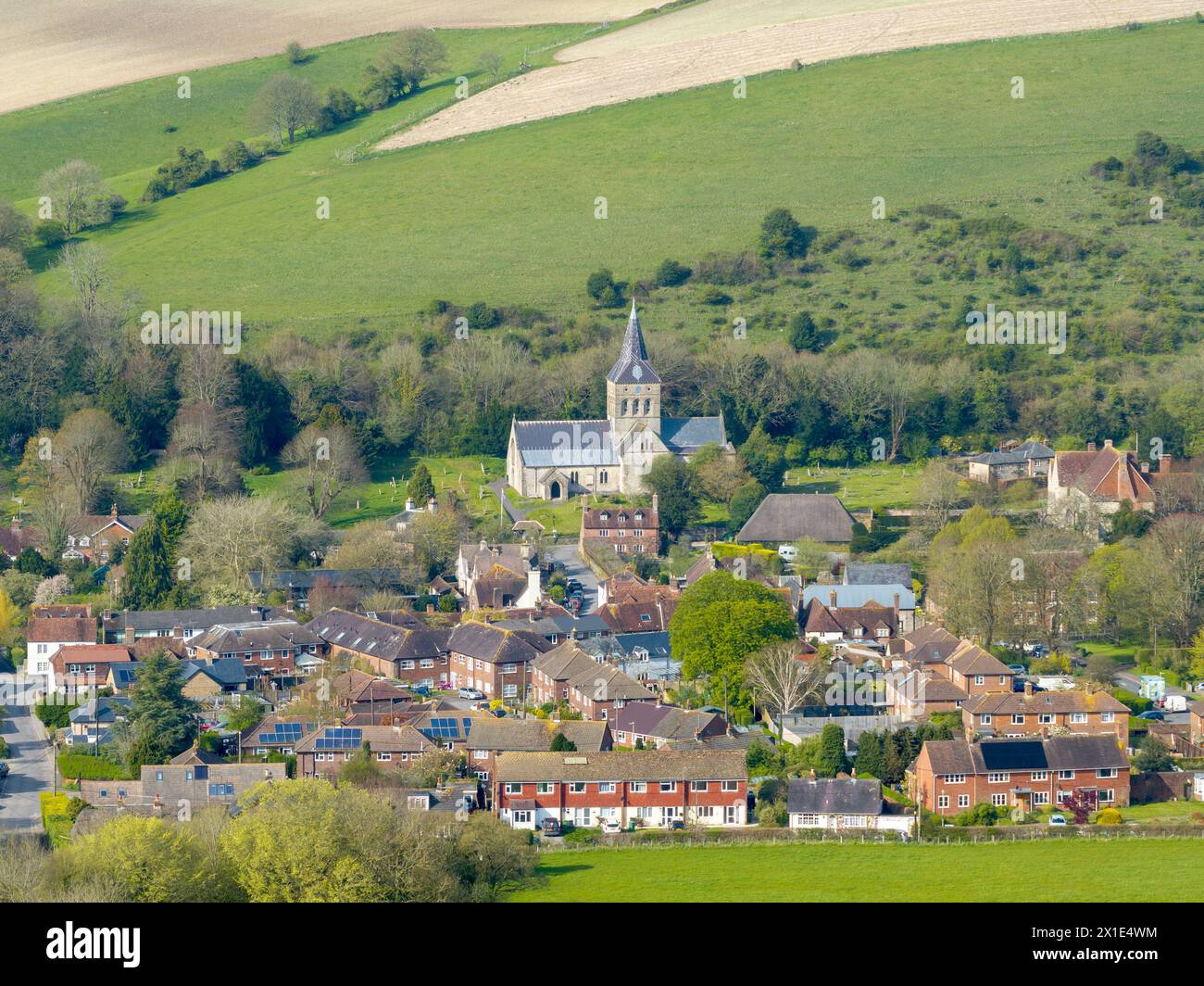 Das Dorf East Meon liegt in den South Downs in der Landschaft von Hampshire. Aus der Vogelperspektive mit Blick auf die All Saints Church im Norden. Stockfoto