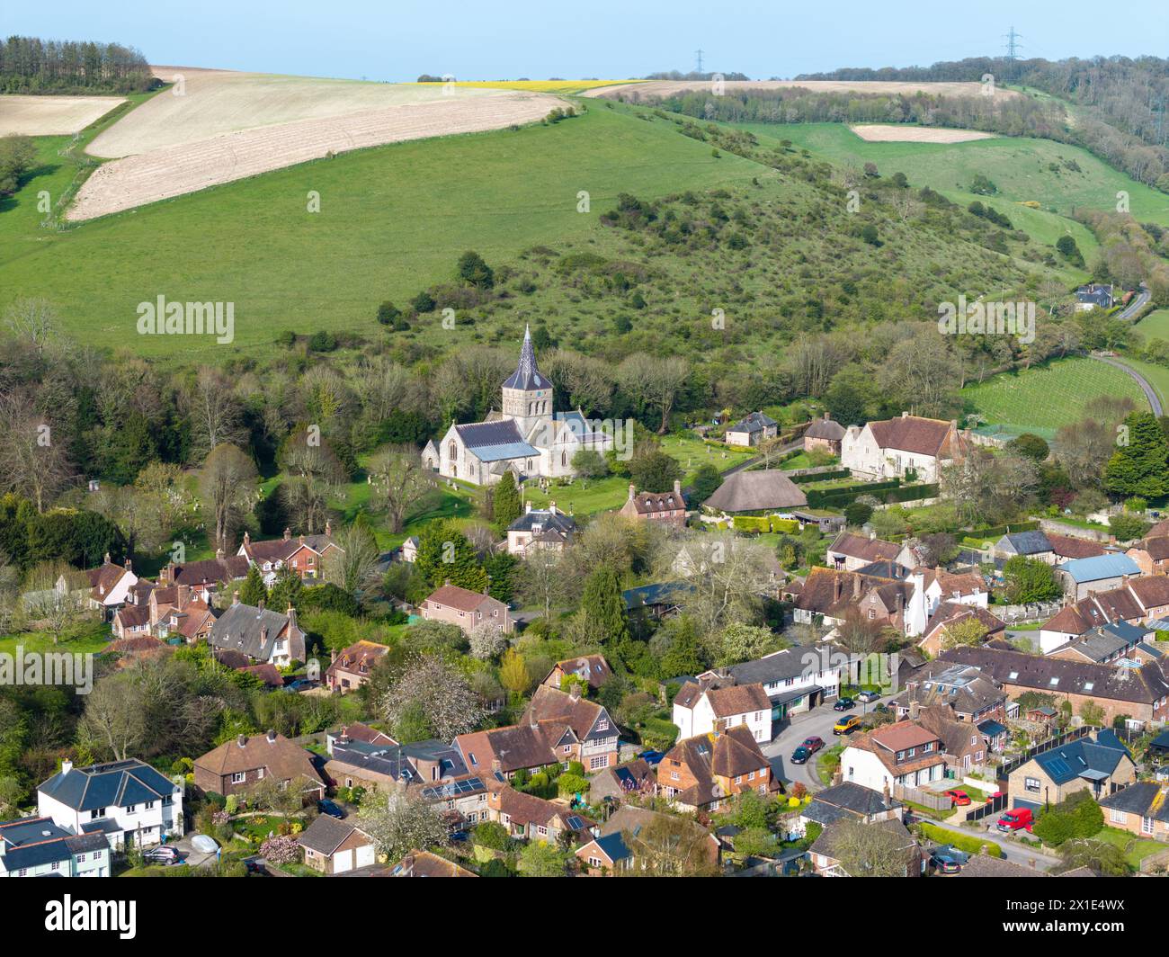 Das Dorf East Meon liegt in den South Downs in der Landschaft von Hampshire. Aus der Vogelperspektive mit Blick auf die All Saints Church im Norden. Stockfoto