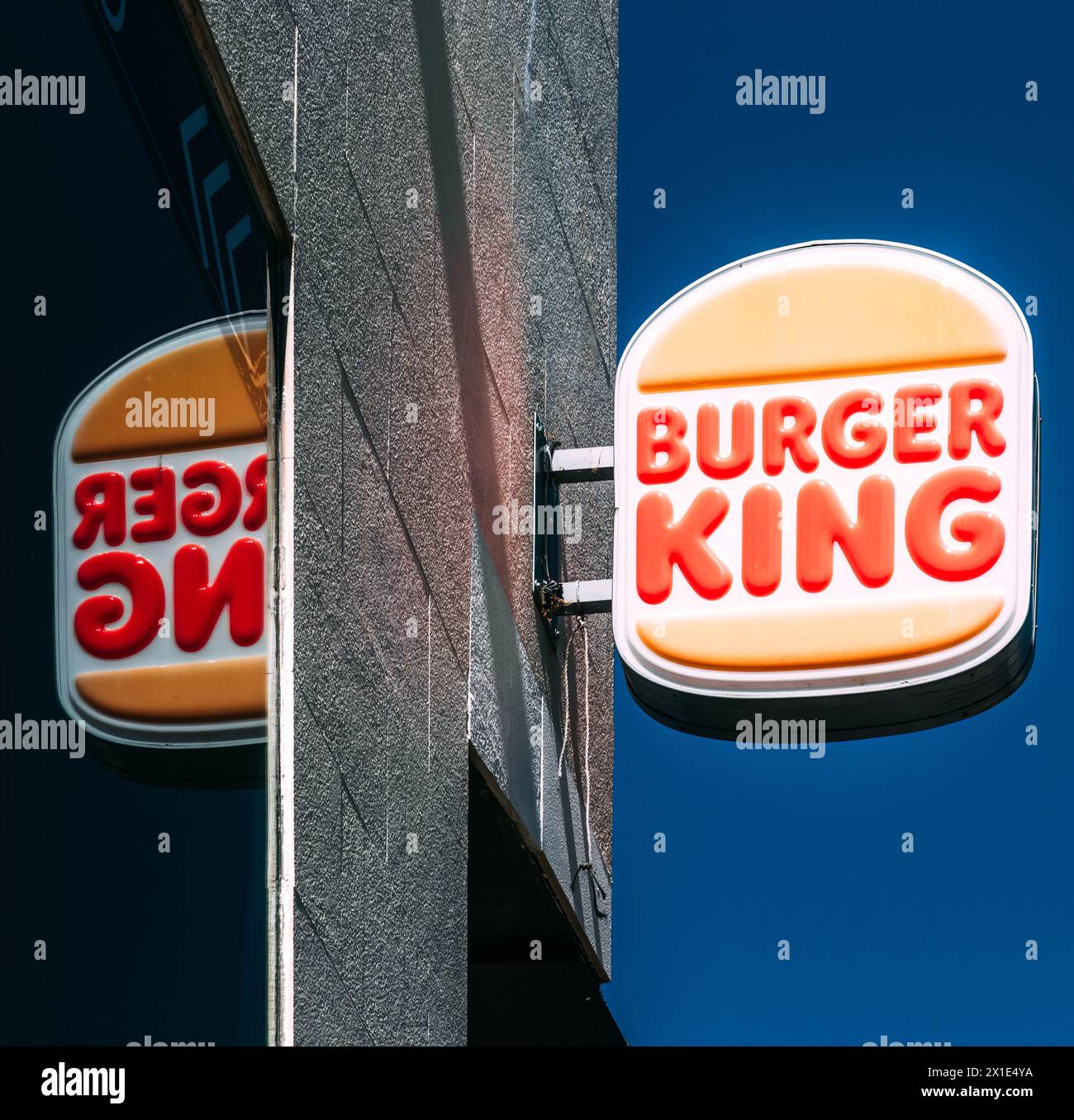 Cascais, Portugal - 16. April 2024: Ein helles und farbenfrohes Burger King-Schild, das an der Seite eines Gebäudes angebracht ist, ist auffällig Stockfoto