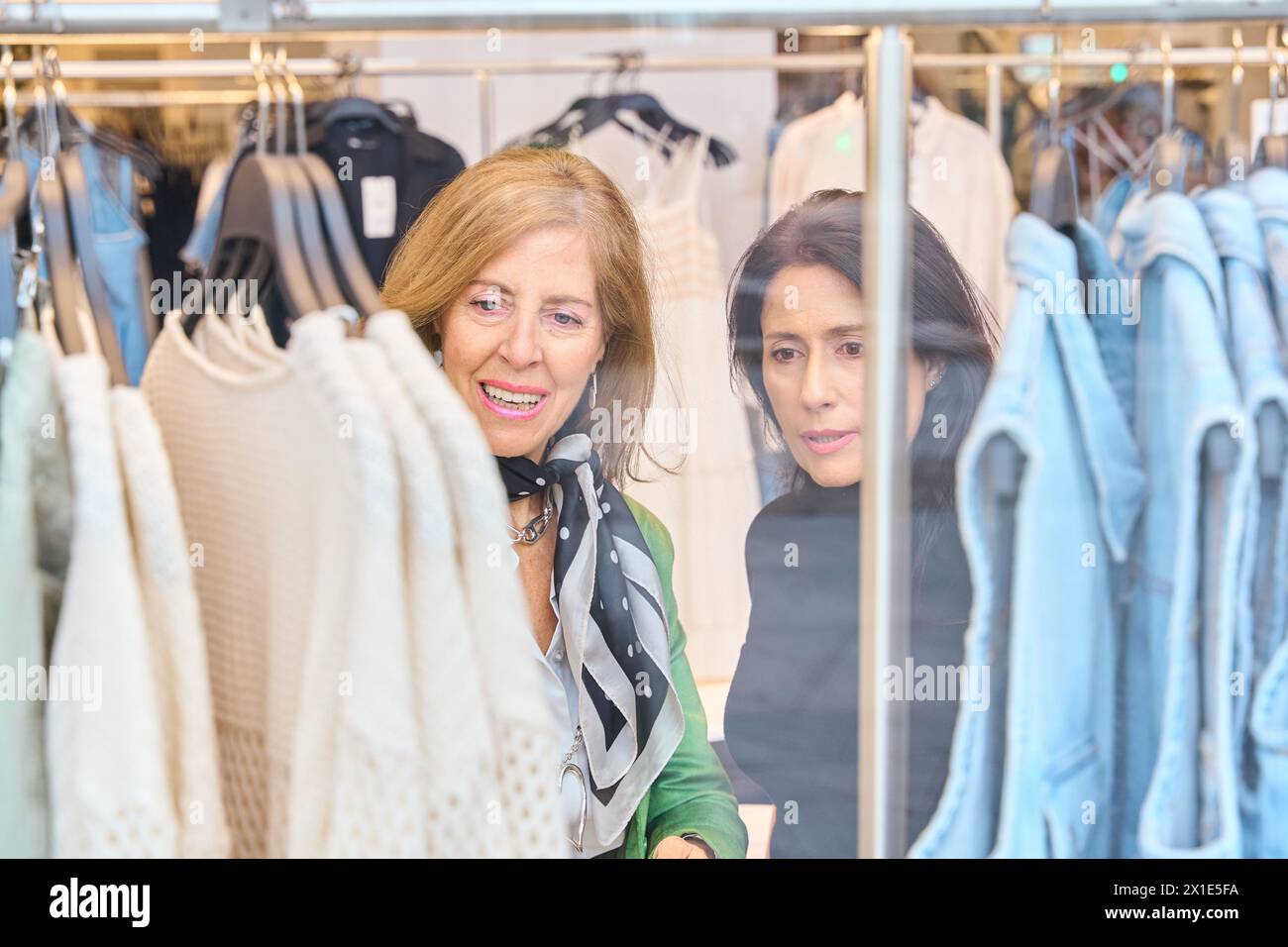 Zwei weibliche Freunde Shopping In unabhängigen Clothing Store in Racks Stockfoto