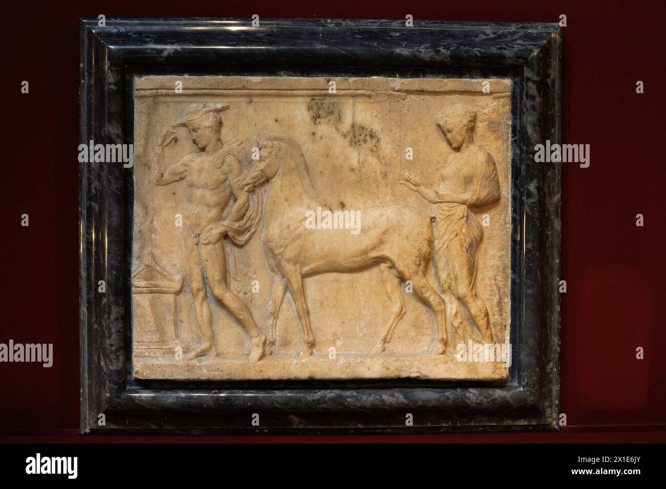 Votivreliefskulptur aus dem 4. Jahrhundert v. Chr. Herkunft: Delos, Kykladen, Griechenland (im 18. Jahrhundert gerahmt) Lapidarisches Museum, Avignon, Frankreich Stockfoto