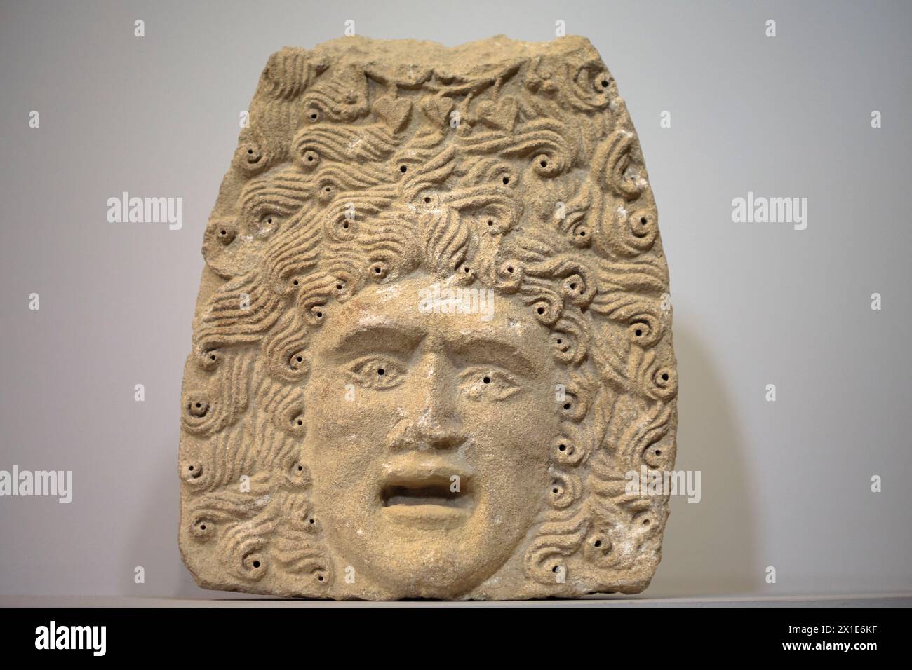 Gallo-römische Tragödie Maske zur Grabdekoration, 2. Jahrhundert n. Chr.; untergebracht im Lapidarischen Museum in Avignon, Provence-Alpes-Cote-d'Azur, Frankreich Stockfoto