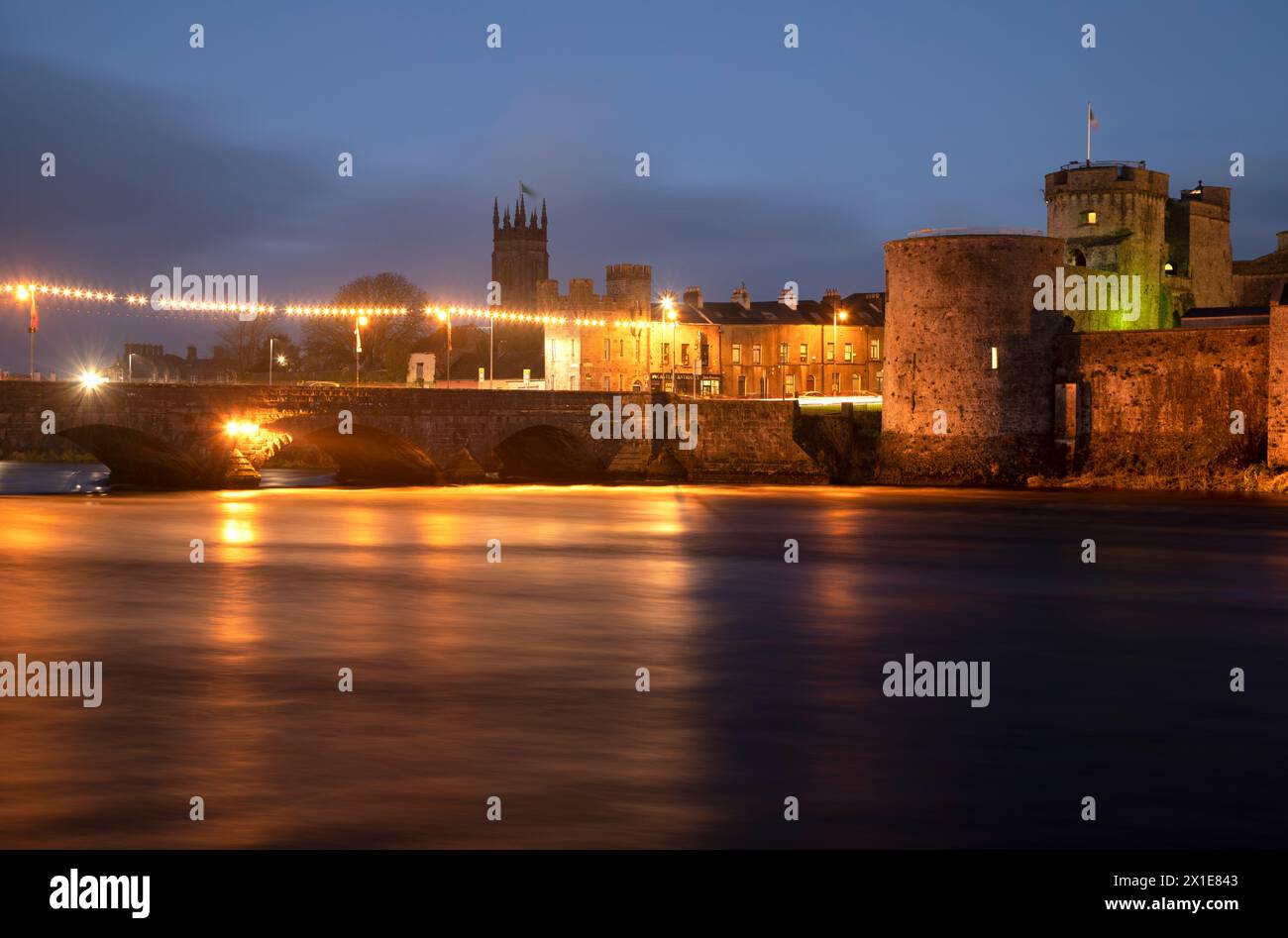 Beleuchtete Aussicht auf König Johns Burg am Fluss Shannon in Limerick Stadt in Irland Europa Stockfoto