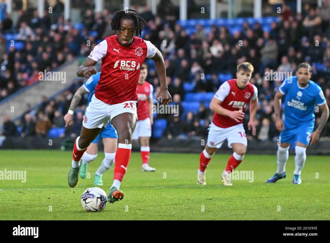 Promise Omochere (20 Fleetwood) wird vom Torhüter Nicholas Bilokapic (1 Peterborough United) (aus dem Bild) während des Spiels der Sky Bet League 1 zwischen Peterborough und Fleetwood Town am Dienstag, den 16. April 2024, gerettet. (Foto: Kevin Hodgson | MI News) Credit: MI News & Sport /Alamy Live News Stockfoto