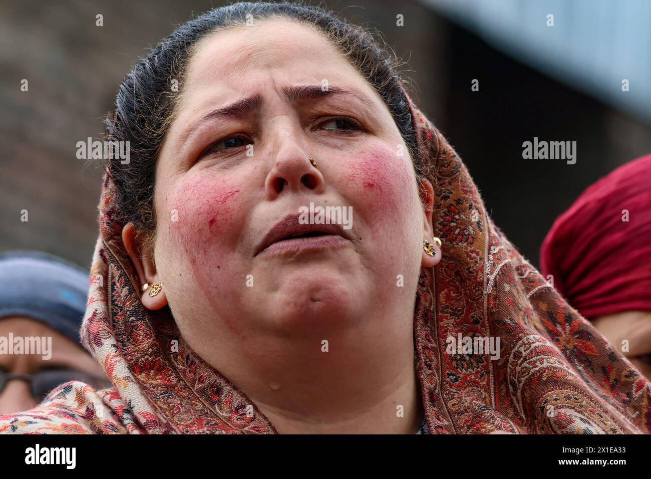 Srinagar, Indien. April 2023. Eine Frau weint, nachdem ihre Verwandten am Dienstag in einem Boot ihr Leben verloren haben, das im Jhelum River kentert. Die Behörden berichteten, dass sechs Personen, darunter vier Kinder, starben. Am 16. April 2024 in Srinagar, Indien. (Foto: Basit ZARGAR/ Credit: Eyepix Group/Alamy Live News Stockfoto