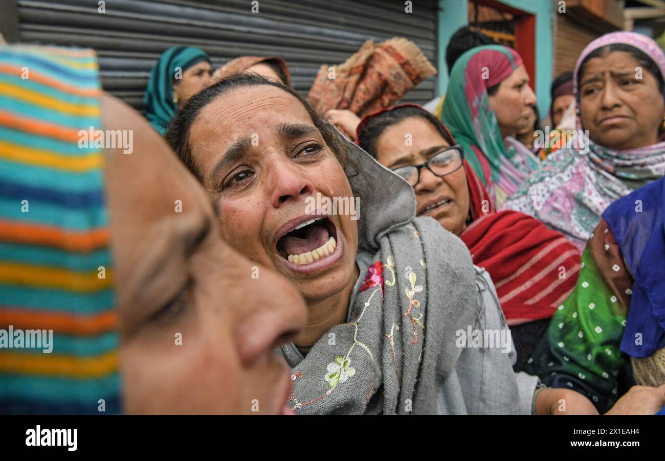 Srinagar, Indien. April 2024. Eine Frau weint, nachdem ihre Verwandten am Dienstag in einem Boot ihr Leben verloren haben, das im Jhelum River kentert. Die Behörden berichteten, dass sechs Personen, darunter vier Kinder, starben. (Kreditbild: © Basit Zargar/Okularis via ZUMA Press Wire) NUR REDAKTIONELLE VERWENDUNG! Nicht für kommerzielle ZWECKE! Stockfoto