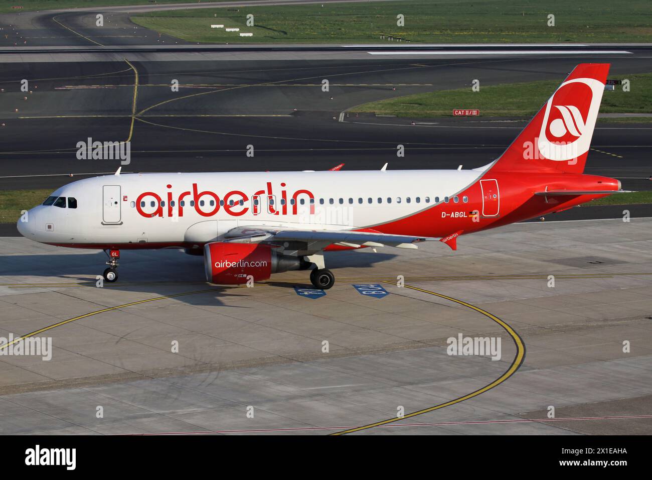 German Air Berlin Airbus A319-100 mit Kennzeichen D-ABDA am Flughafen Düsseldorf Stockfoto German Air Berlin Airbus A319-100 mit Kennzeichen D-ABDA am Flughafen Düsseldorf Stockfoto
