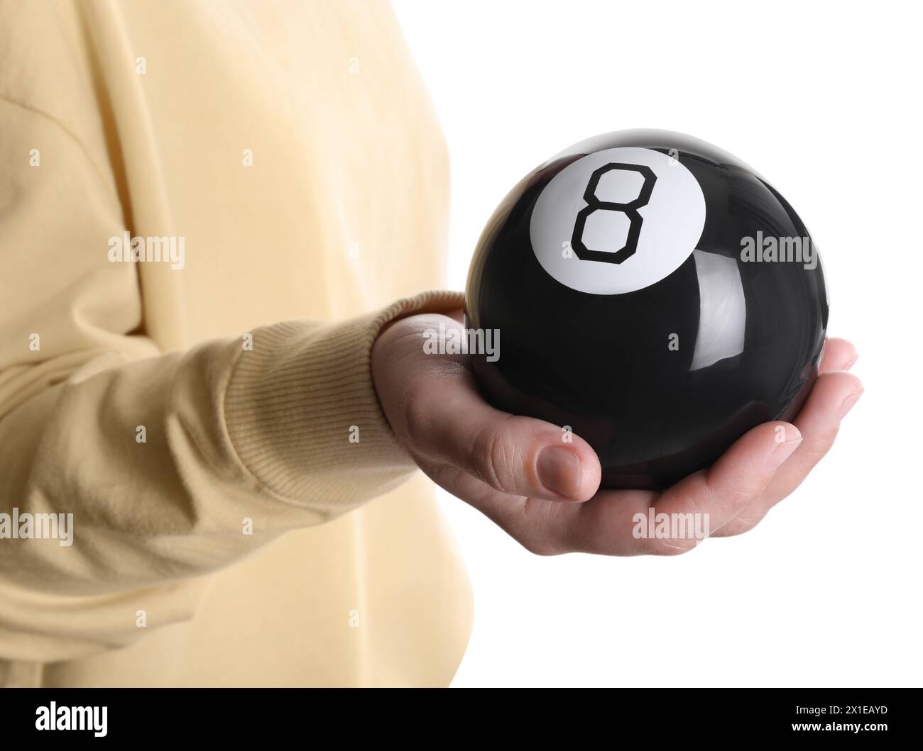 Frau mit magischem Acht-Ball auf weißem Hintergrund, Nahaufnahme Stockfoto