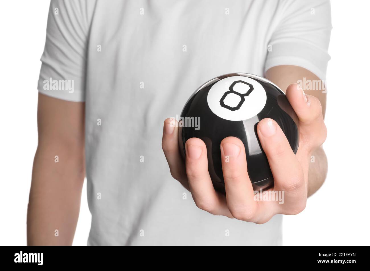 Mann mit magischem Acht-Ball auf weißem Hintergrund, Nahaufnahme Stockfoto