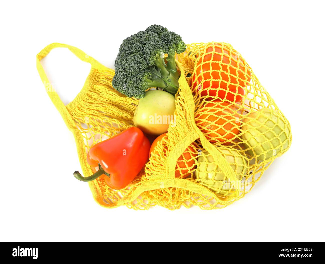 Frische Produkte in gelbem Sack isoliert auf weiß, Draufsicht Stockfoto