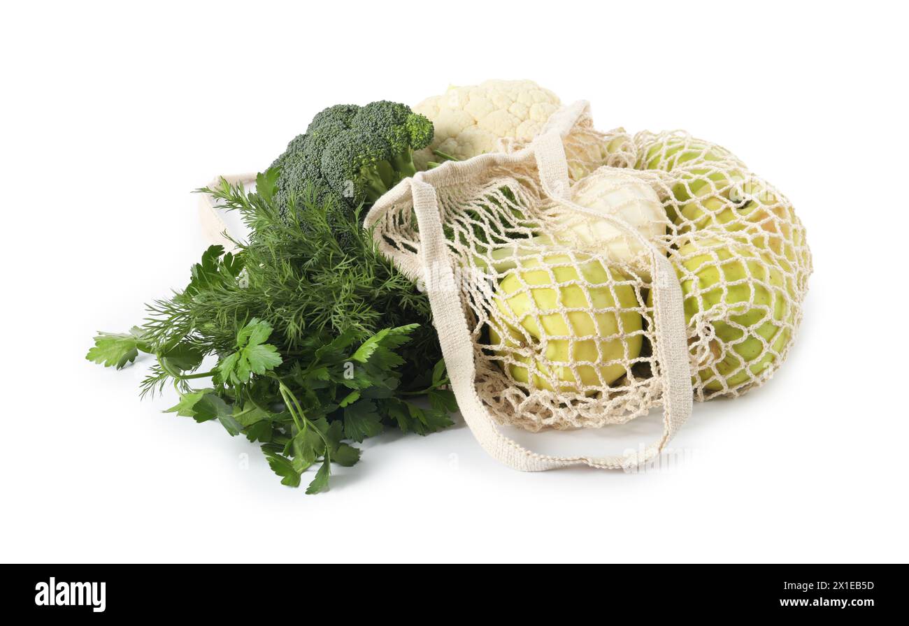 Frische Produkte in Schnur-Beutel isoliert auf weiß Stockfoto