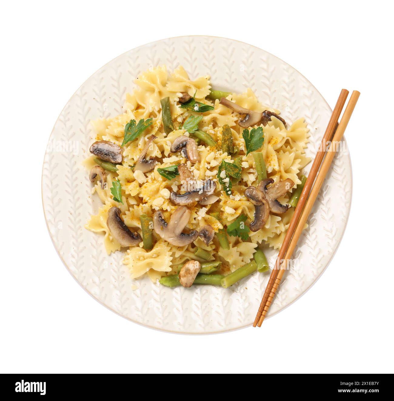 Vegetarische Pasta mit Pilzen, Petersilie, Bohnen und Käse isoliert auf weiß, Blick von oben Stockfoto