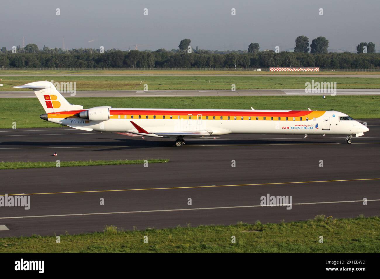 Spanischer Air Nostrum Bombardier CRJ1000 mit der Registrierung EC-LJT in der regionalen Iberia Lackierung auf dem Rollweg am Flughafen Düsseldorf Stockfoto
