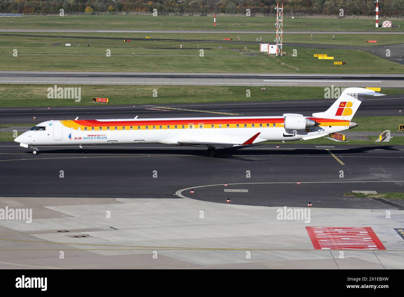 Der spanische Air Nostrum Bombardier CRJ1000 mit der Registrierung EC-LPN in der regionalen Iberia Lackierung auf dem Rollweg am Flughafen Düsseldorf Stockfoto