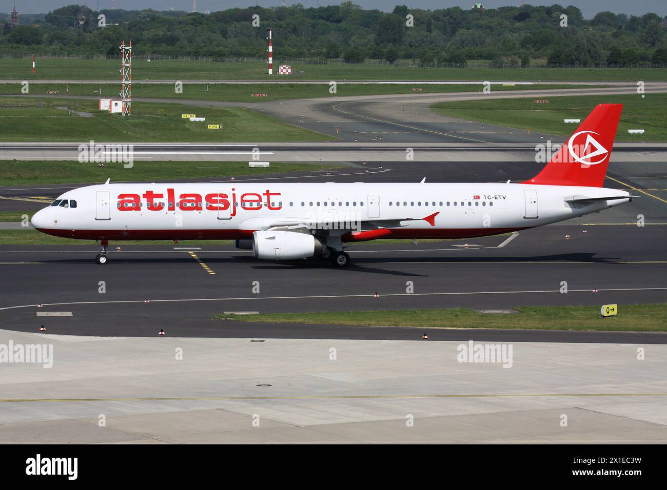 Türkischer Atlasjet Airbus A321-200 mit Registrierung TC-ETV auf dem Rollweg am Flughafen Düsseldorf Stockfoto