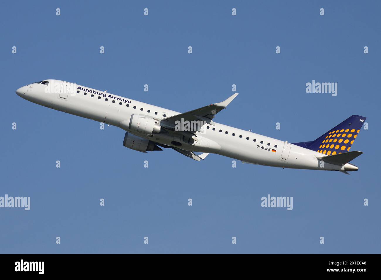 German Augsburg Airways Embraer ERJ-195 mit Registrierung D-AEME Airborne am Flughafen Düsseldorf Stockfoto