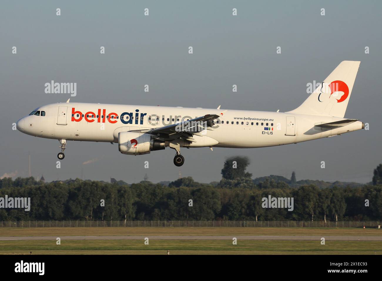 Italienischer Belle Air Europe Airbus A320-200 mit Registrierung EI-LIS im kurzen Finale für den Flughafen Düsseldorf Stockfoto