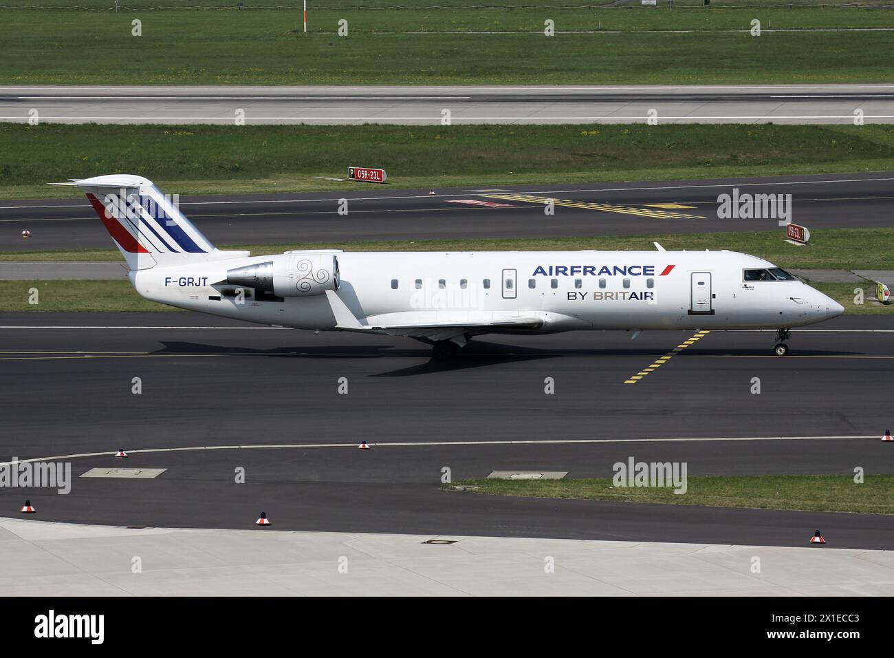 Brit Air Bombardier CRJ100 mit F-GRJT in Air France Lackierung auf dem Rollweg am Flughafen Düsseldorf Stockfoto