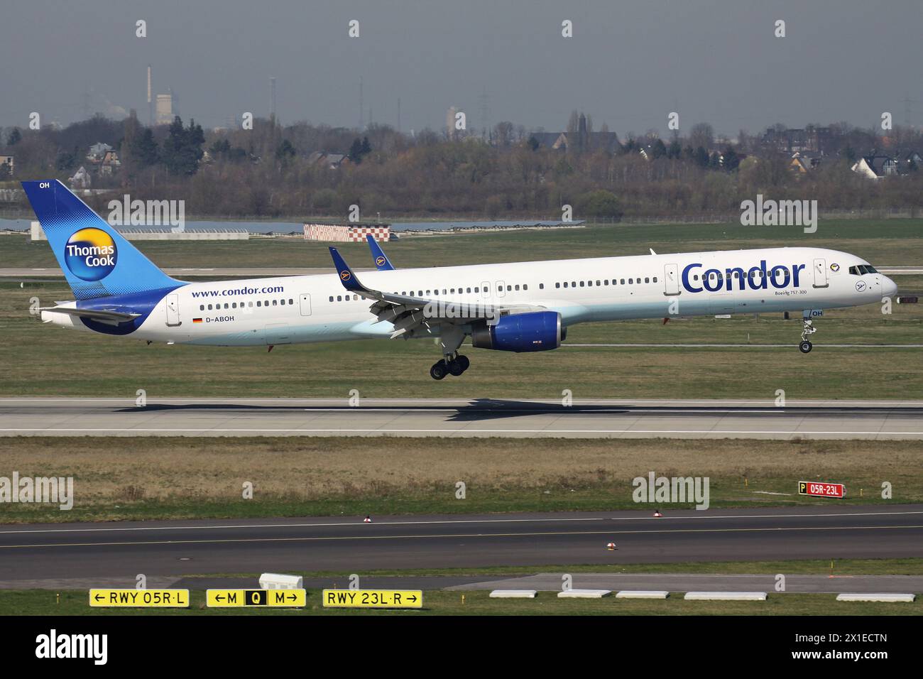 Deutsche Condor Boeing 757-300 mit Registrierung D-ABOH im kurzen Finale für den Flughafen Düsseldorf Stockfoto